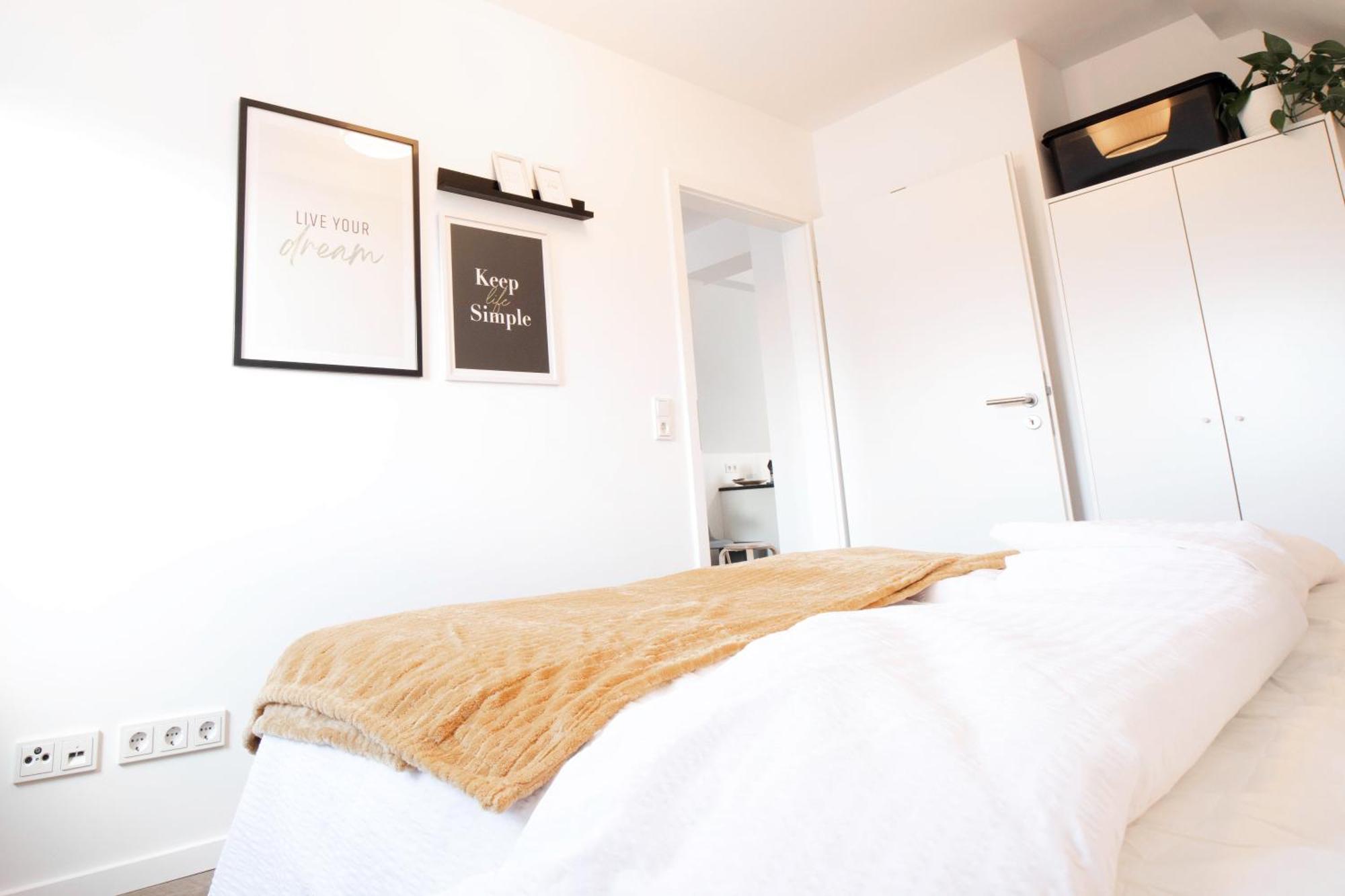 Moderne - Naehe Messe / Flughafen Apartment *